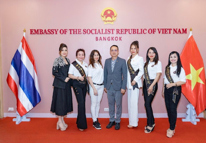 CEO Phan Thị Nhật Lệ (vị trí thư 3, từ bìa phải) tại Đại sứ quán Thái Lan