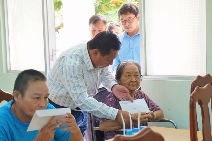 Đoàn thăm hỏi, tặng quà cho các đối tượng chính sách tại Trung tâm Công tác xã hội tỉnh