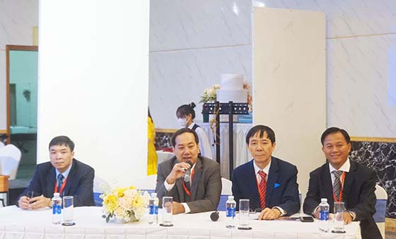 Đoàn chủ tọa điều hành phiên toàn thể