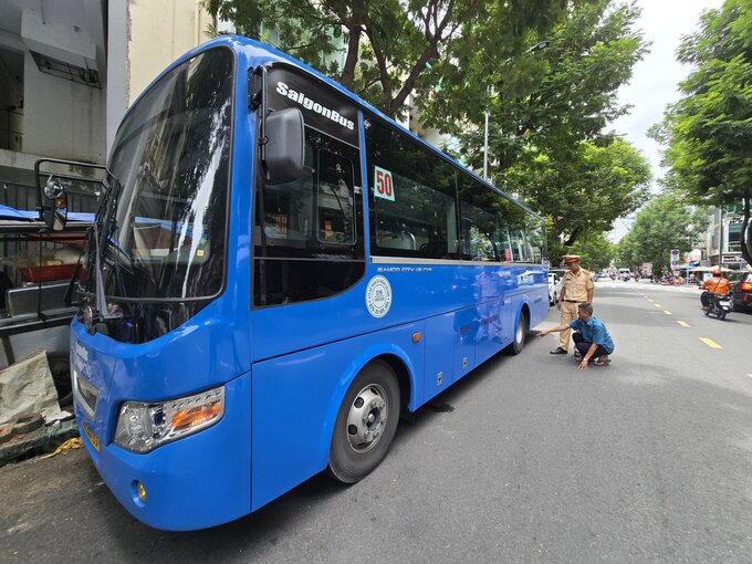 Phòng CSGT tiến hành làm việc với người có liên quan đến vụ va chạm