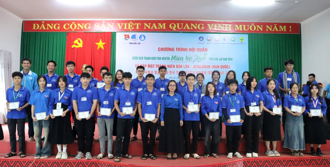 Đồng chí H’ Giang Niê – Bí thư Tỉnh đoàn, Chủ tịch Hội Sinh viên Việt Nam tỉnh trao giấy chứng nhận Thanh niên Tình nguyện Mùa hè Xanh cho các chiến sĩ tình nguyện