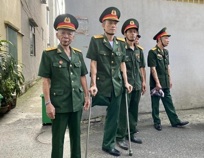 Những cựu chiến binh với phần thân thịt để lại trên chiến trường cũng không quản ngại đến tiễn biệt Tổng Bí thư (Ảnh: Vietnamnet)