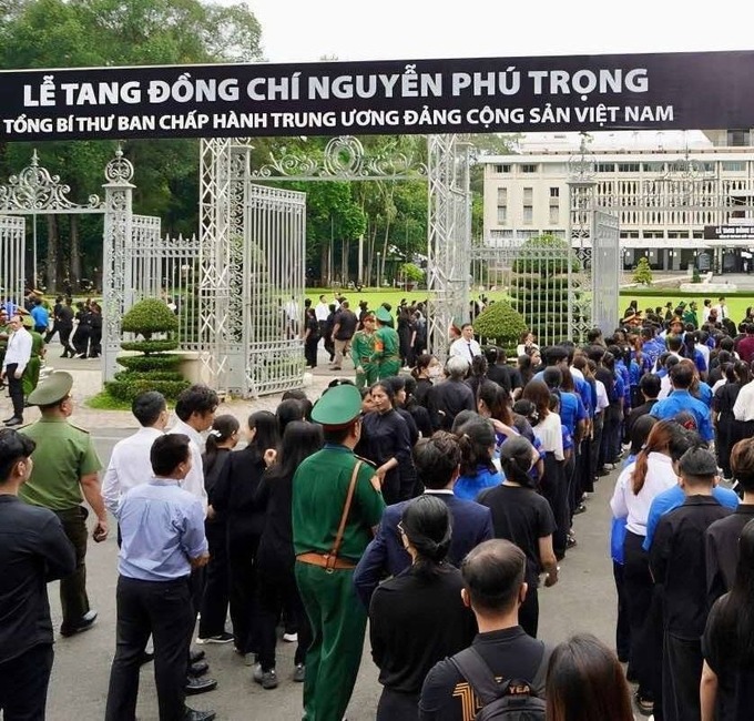 Dòng người xếp hàng để vào viếng Tổng Bí thư Nguyễn Phú Trọng tại Hội trường Thống nhất (TP. Hồ Chí Minh) (Ảnh: Thông tin Chính phủ)