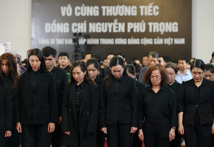 Người dân TP. Hồ Chí Minh cúi đầu tiễn biệt (Ảnh: Thông tin Chính phủ)