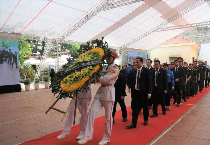 Dòng người đến viếng tại quê nhà Tổng Bí thư Nguyễn Phú Trọng (thôn Lại Đà, xã Đông Hội, huyện Đông Anh, TP. Hà Nội) (Ảnh: Sức khỏe cộng đồng)