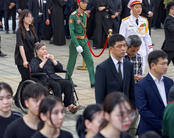 Cô giáo tiểu học của Tổng Bí thư Nguyễn Phú Trọng ngồi xe lăn đến viếng tại Nhà tang lễ Quốc gia - số 5 Trần Thánh Tông (Hà Nội) sáng ngày 26/7 (Ảnh: VOV)