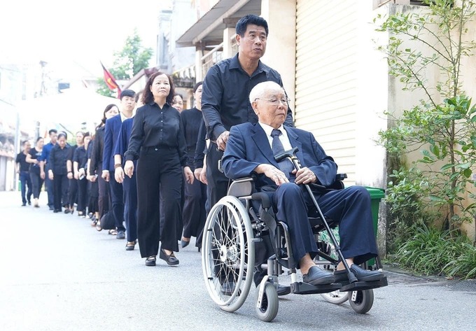 Nhà giáo ưu tú Nguyễn Trọng Vĩnh (91 tuổi), thầy giáo của Tổng Bí thư khi học lớp 10 Trường THPT Nguyễn Gia Thiều, người thành lập và xây dựng trường Nguyễn Siêu, khi biết tin Tổng Bí thư từ trần, ông đặt vé máy bay từ Đức về Hà Nội để kịp đến viếng trong sáng ngày 26/7 (Ảnh: TTXVN)