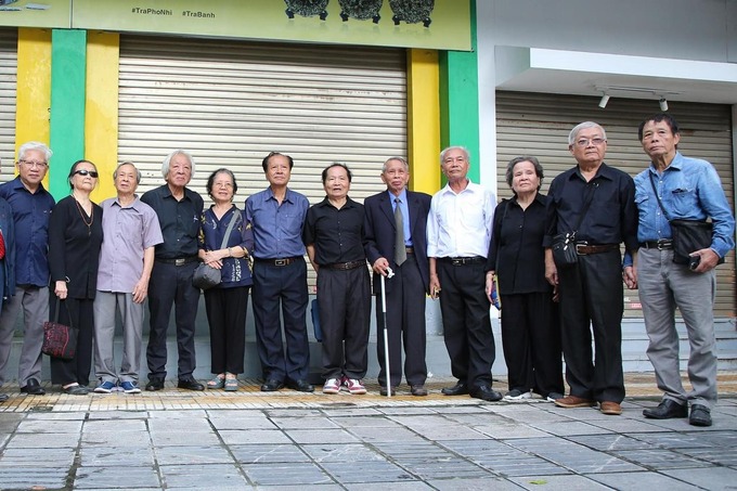 Những thành viên lớp Văn khóa 8 (Đại học Tổng hợp Hà Nội) cùng về Nhà tang lễ Quốc gia để viếng và chào tạm biệt người bạn hiền - Tổng Bí thư Nguyễn Phú Trọng (Ảnh: Vietnamnet)