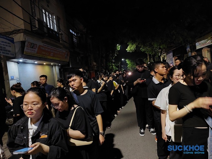 Từ người đi làm, sinh viên, học sinh đều xếp hàng rất trang nghiêm chờ được vào viếng Tổng Bí thư Nguyễn Phú Trọng