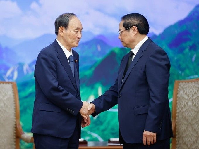 Thủ tướng Phạm Minh Chính tiếp Đặc phái viên của Thủ tướng Nhật Bản, nguyên Thủ tướng Suga Yoshihide nhân dịp ông Suga sang Việt Nam viếng Tổng Bí thư Nguyễn Phú Trọng (Ảnh: VGP/Nhật Bắc)