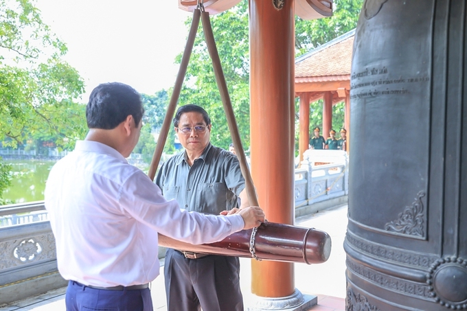 Thủ tướng Phạm Minh Chính và Bí thư Tỉnh ủy Thái Nguyên thỉnh chuông tại Khu di tích lịch sử Quốc gia 27/7