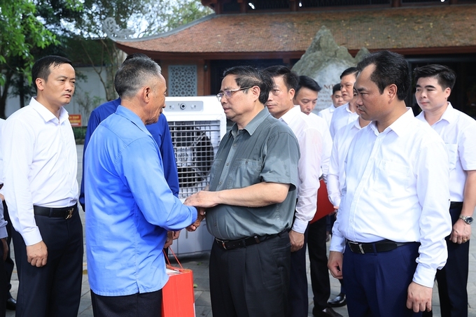 Thủ tướng trò chuyện với người có công với cách mạng và thân nhân liệt sĩ trên địa bàn huyện Đại Từ
