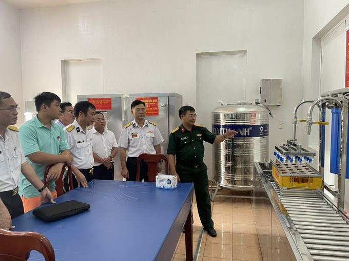 Các đại biểu tham quan hệ thống lọc nước tinh khiết tại Lữ đoàn 125