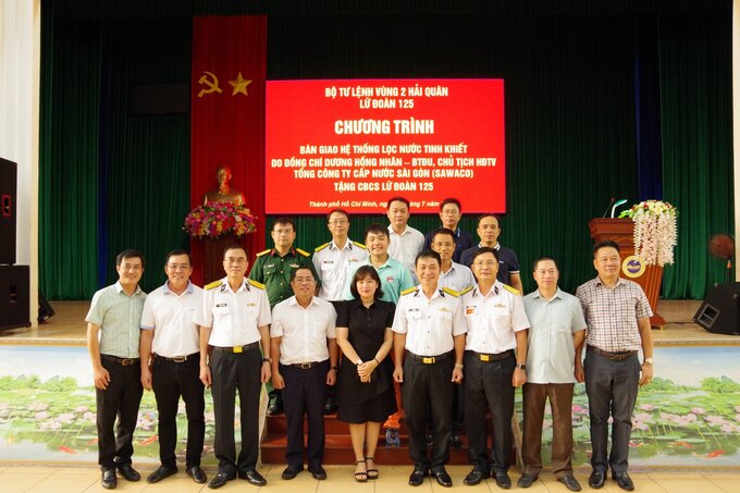 Các đại biểu chụp hình lưu niệm tại chương trình bàn giao  