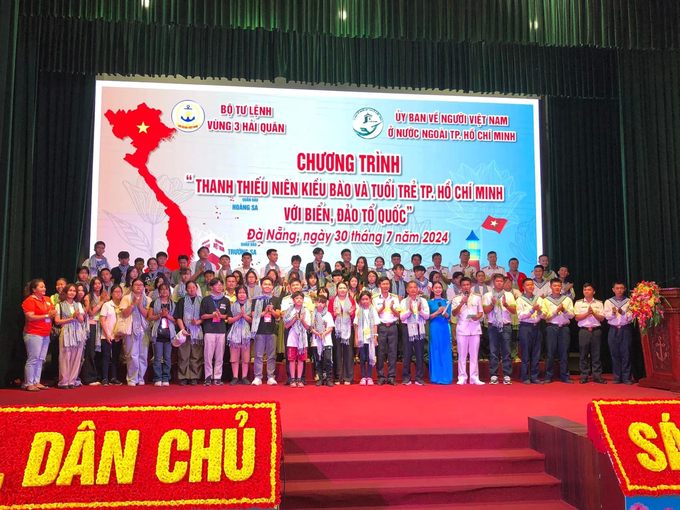 Chương trình “Thanh thiếu niên kiều bào và tuổi trẻ TP. Hồ Chí Minh với biển, đảo quê hương”.