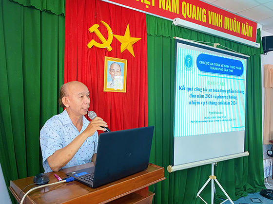 Ông Châu Ngọc Tâm - Chi cục phó phụ trách điều hành Chi cục An toàn vệ sinh thực phẩm TP. Cần Thơ báo cáo sơ kết công tác an toàn vệ sinh thực phẩm 6 tháng đầu năm 2024, triển khai phương hướng 6 tháng cuối năm 2024