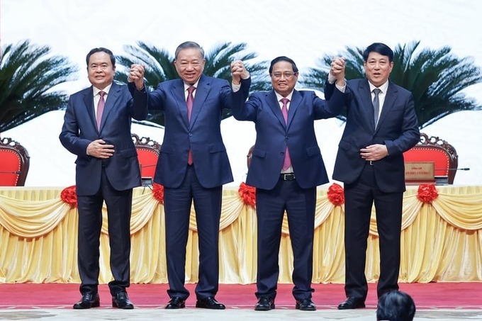 Các đồng chí lãnh đạo chúc mừng Tổng Bí thư, Chủ tịch nước Tô Lâm (Ảnh VGP/Nhật Bắc)