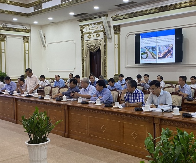 Lãnh đạo các sở ngành, quận huyện tại cuộc họp    