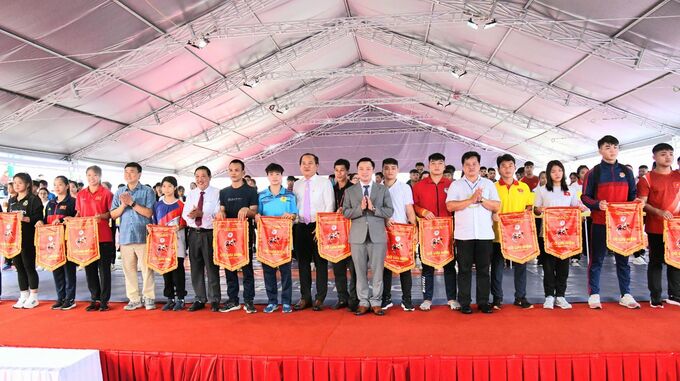 Đại diện các đơn vị tham gia giải nhận cờ lưu niệm của Ban Tổ chức