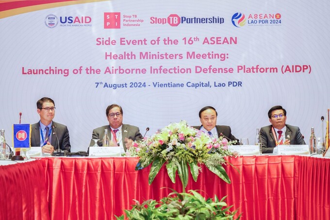 Ông John Edgar - Giám đốc Phái đoàn Phát triển Khu vực Châu Á của USAID, Văn phòng ASEAN, Tiến sĩ Teodoro Herbosa - Chủ tịch Hội đồng Quản lý Tổ chức Stop TB Parnership, Tiến sĩ Bounfeng Phoummalaysith - Bộ trưởng Bộ Y tế Cộng hòa Dân chủ Nhân dân Lào và Tiến sĩ Phonepadith Xangsayarath, Cục trưởng Cục Kiểm soát Bệnh truyền nhiễm, Bộ Y tế Cộng hòa Dân chủ Nhân dân Lào (từ trái sang phải)