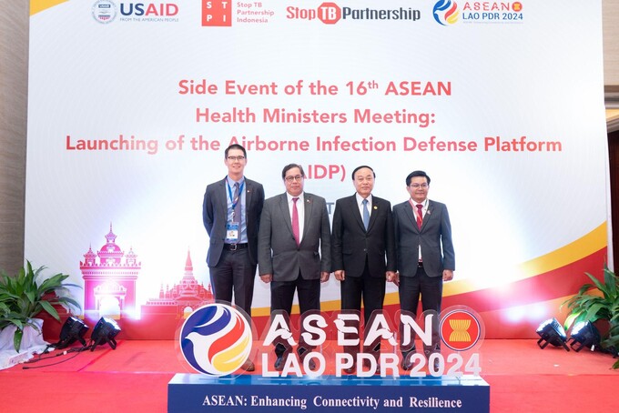 Các nhà lãnh đạo chụp ảnh lưu niệm tại lễ ra mắt Chương trình Phòng chống các bệnh truyền nhiễm qua đường không khí