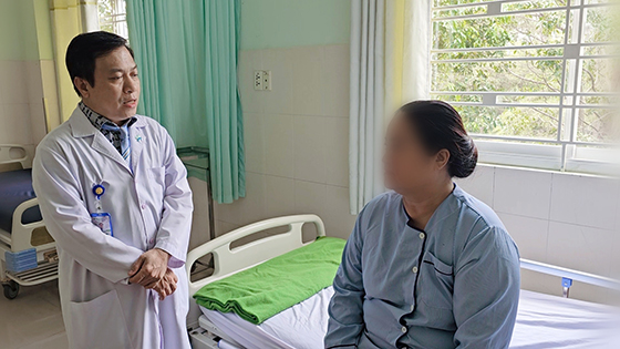 Bác sĩ thăm hỏi bệnh nhân sau phẫu thuật