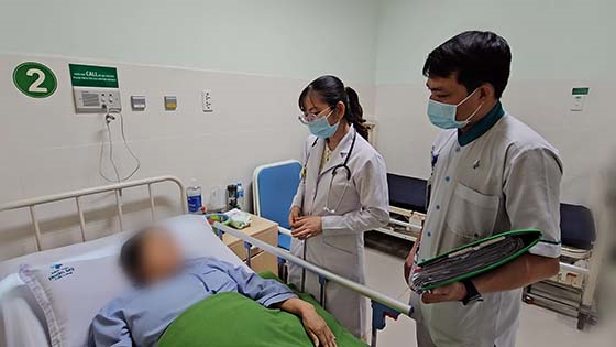 Bác sĩ thăm hỏi tình trạng sức khỏe bệnh nhân