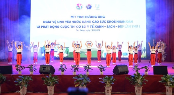 Tiết mục văn nghệ của các em thiếu nhi trong buổi mít tinh