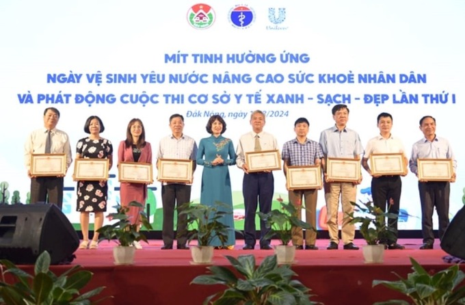 PGS.TS Nguyễn Thị Liên Hương - Thứ trưởng Bộ Y tế trao bằng khen cho các đơn vị, cá nhân có thành tích xuất sắc trong triển khai phong trào vệ sinh yêu nước nâng cao sức khỏe Nhân dân giai đoạn 2012 - 2022