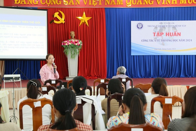 Các học viên được trang bị những kiến thức cơ bản về phòng chống dịch bệnh HIV trong trường học (ảnh: Đình Thi)