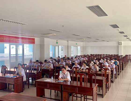 Các học viên Bệnh viện Y học cổ truyền TP. Cần Thơ chụp hình lưu niệm tại lớp tập huấn kỹ năng truyền thông giáo dục sức khỏe