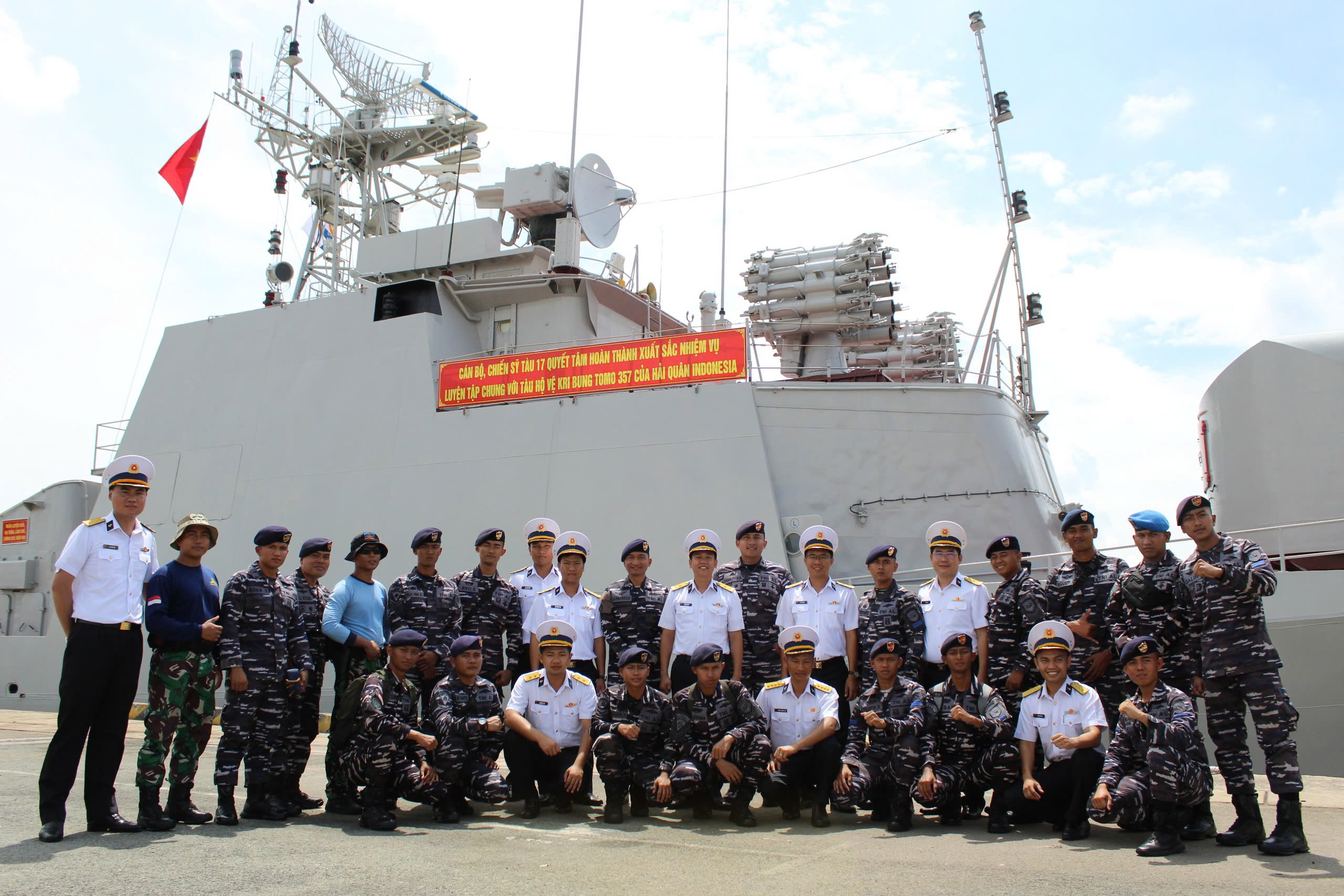 Sĩ quan, thủy thủ Tàu KRI Bung Tomo-357 Hải quân Indonesia chụp ảnh lưu niệm với cán bộ, chiến sĩ Tàu 17, Lữ đoàn 171