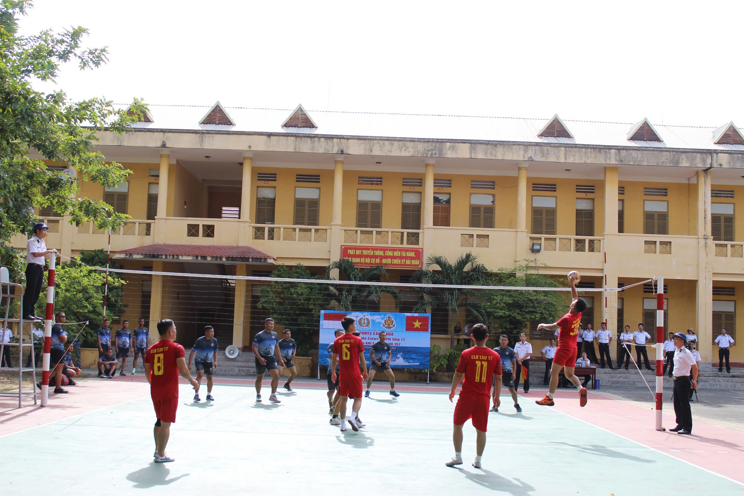 Quang cảnh buổi giao hữu bóng chuyền