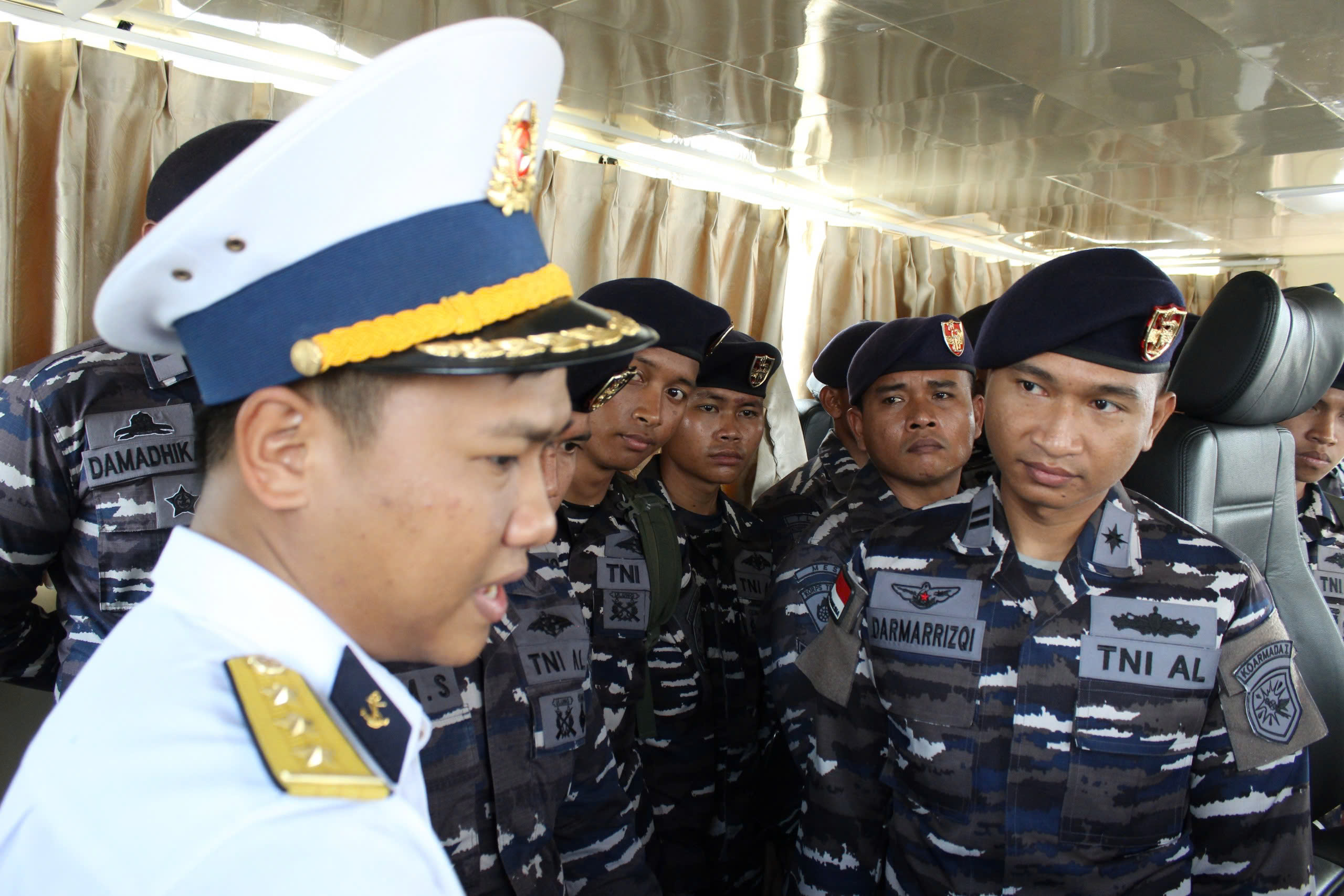 Sĩ quan, thủy thủ Tàu KRI Bung Tomo-357 Hải quân Indonesia thăm tàu 17