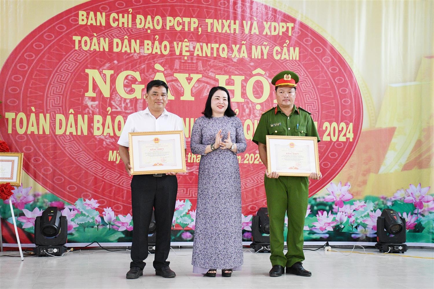 Bà Huỳnh Thị Hằng Nga trao bằng khen của Chủ tịch UBND tỉnh tặng tập thể và cá nhân