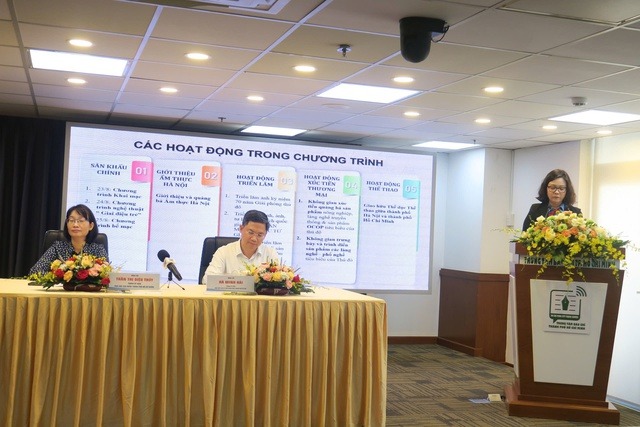 Bà Lê Thị Ánh Mai, Phó Giám đốc Sở Văn hóa và Thể thao Hà Nội, thông tin về chương trình (Ảnh: VGP/Vũ Phong)