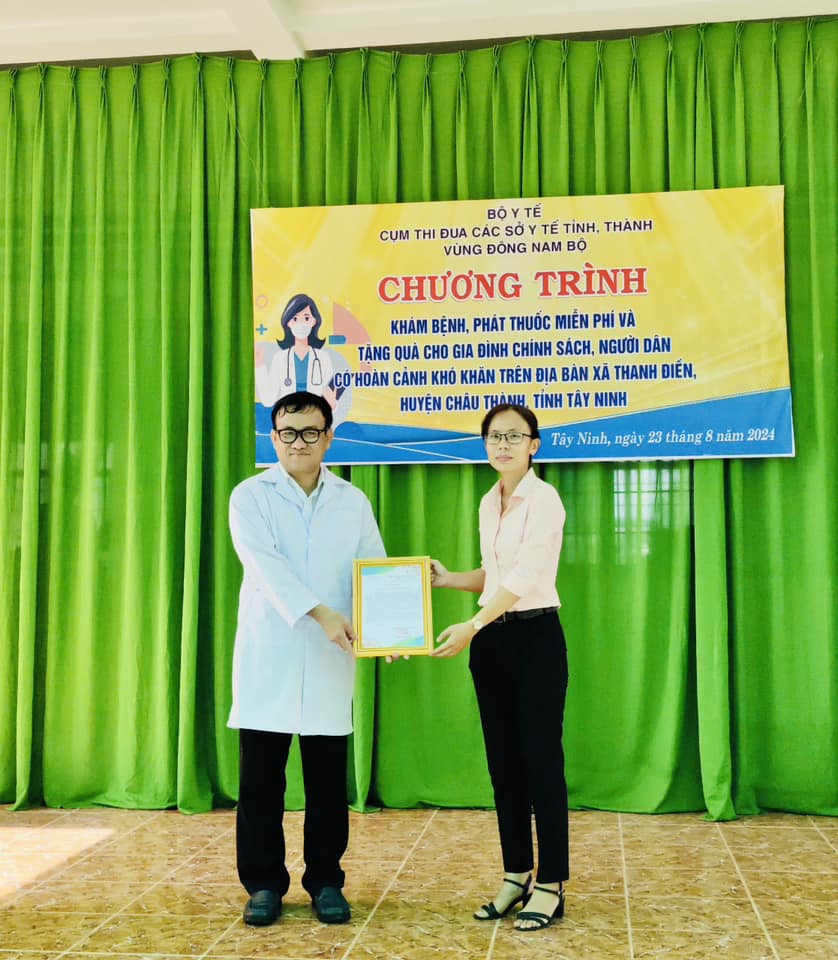 Phó Chủ tịch xã Thanh Điền trao thư cảm ơn Hội Thầy thuốc trẻ