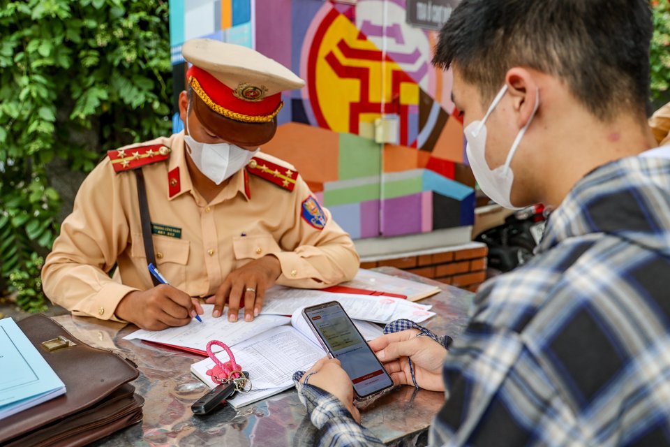 Người dân xuất trình giấy phép lái xe trên VneID (Ảnh: kinhtedothi.vn)