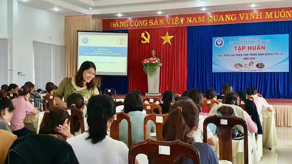 Các học viên đã được phổ biến những kiến thức cơ bản về chăm sóc và nuôi dưỡng trẻ nhỏ