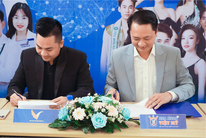 Đại diện Nha khoa Việt Mỹ và Công ty TNHH Trung tâm Giải pháp Truyền thông Việt Nam ký kết hợp tác chiến lược truyền thông tại sự kiện. Ảnh: Nha khoa Việt Mỹ