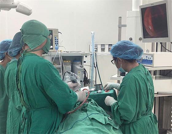 Các bác sĩ phẫu thuật cho bệnh nhân