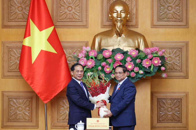 Thủ tướng Phạm Minh Chính chúc mừng đồng chí Bùi Thanh Sơn được bổ nhiệm giữ chức Phó Thủ tướng Chính phủ (Ảnh: VGP/Nhật Bắc)