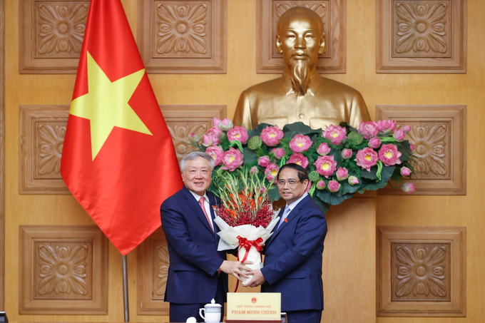 Thủ tướng Phạm Minh Chính chúc mừng đồng chí Nguyễn Hòa Bình được bổ nhiệm giữ chức Phó Thủ tướng Chính phủ (Ảnh: VGP/Nhật Bắc)