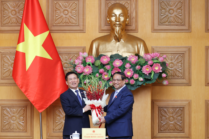 Thủ tướng Phạm Minh Chính chúc mừng đồng chí Hồ Đức Phớc được bổ nhiệm giữ chức Phó Thủ tướng Chính phủ (Ảnh: VGP/Nhật Bắc)