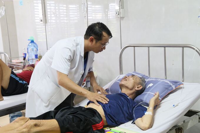 Bệnh nhân bị đột quỵ nguyên nhân từ thận được điều trị tại Khoa Ngoại thận tiết niệu, Bệnh viện Đa khoa vùng Tây Nguyên (ảnh: Bảo Trọng)