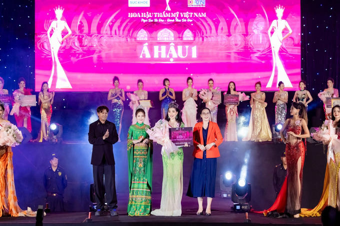 Trong lễ trao vương miện, Wendy Hà xuất hiện rạng ngời trao giải Á Hậu 1 Hoa hậu Thẩm mỹ Việt Nam cho thí sinh Nguyễn Thị Thu Phượng