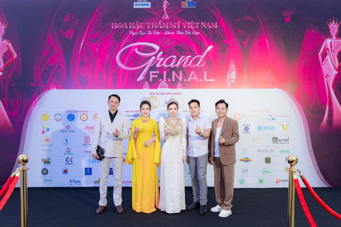 Xuất hiện trong đêm trao giải, phó trưởng ban tổ chức cuộc thi Wendy Hà gây ấn tượng trong bộ áo dài ly vuông của nhà thiết kế Bích Vân – Đỗ Trịnh Hoài Nam