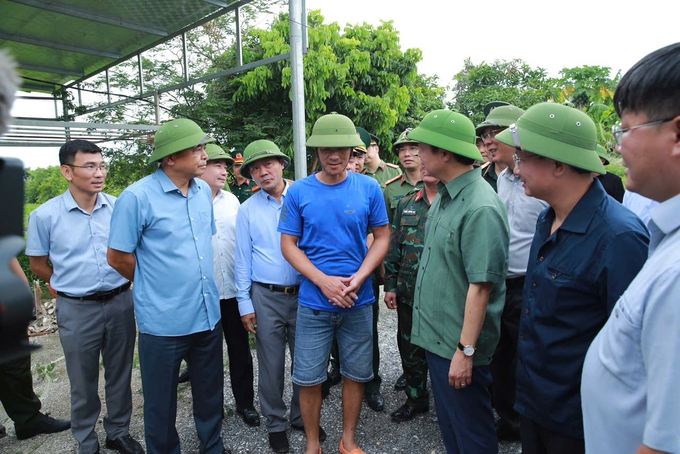 Phó Thủ tướng trao đổi người dân nuôi trồng thuỷ sản (Ảnh VGP/Minh Khôi)