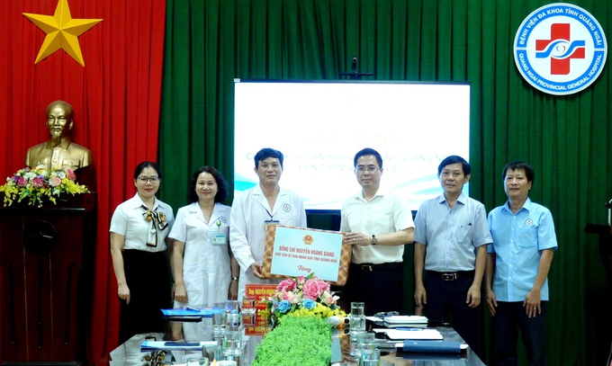 Chủ tịch UBND tỉnh tặng quà cho cán bộ, bác sĩ Bệnh viện Đa khoa tỉnh