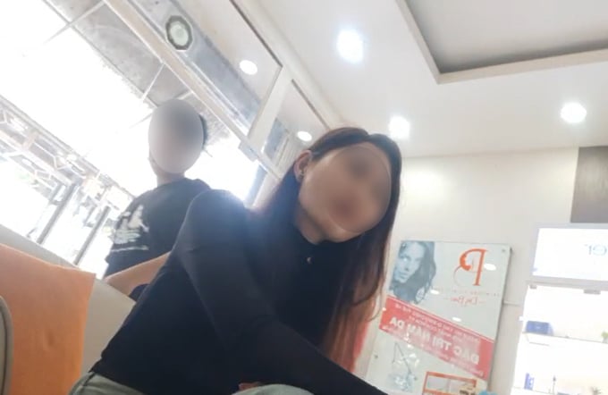 Bác sĩ Huỳnh Công Bảo khám xong, người phụ nữ tên Tú xuất hiện mời chào khách hàng tham gia các gói dịch vụ làm đẹp tại địa chỉ 843A Tạ Quang Bửu, P.5, Q.8, TP.HCM